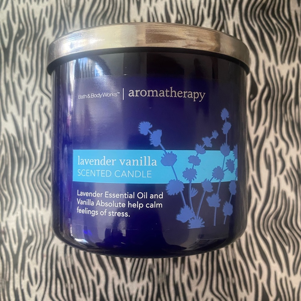 🚨 SOLD - Bath & Body Works Aromatherapy Lavender Vanilla Candle - Blue